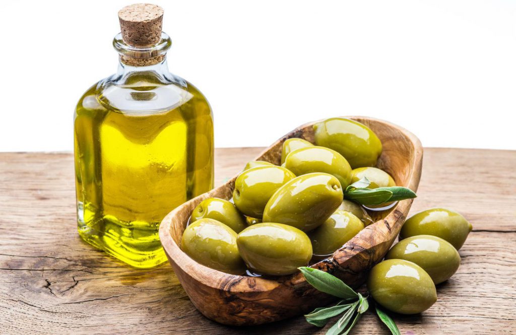 چرا باید از روغن زیتون برای موها استفاده کنیم؟ راهنمای کامل فواید و کاربردها