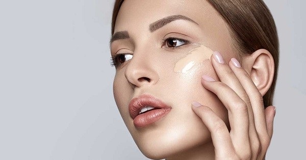 نحوه استفاده از کرم پودر مایع برای آرایش بی نقص و انواع ابزار تخصصی برای استفاده از کرم پودر مایع