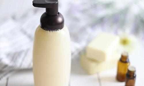 فواید و نحوه تهیه شامپو قالبی خانگی برای رفع هر مشکل مو