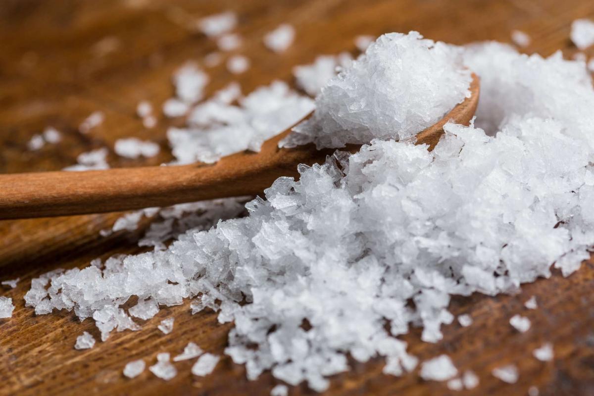 اسپری نمک دریا چیست؟ نحوه تهیه و استفاده از اسپری نمک دریایی خانگی برای داشتن موهای موج دار