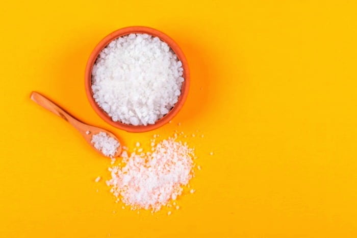 اسپری نمک دریا چیست؟ نحوه تهیه و استفاده از اسپری نمک دریایی خانگی برای داشتن موهای موج دار