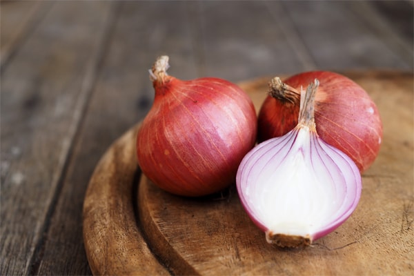 آب پیاز یک راهکار مفید خانگی برای درمان طبیعی ریزش مو