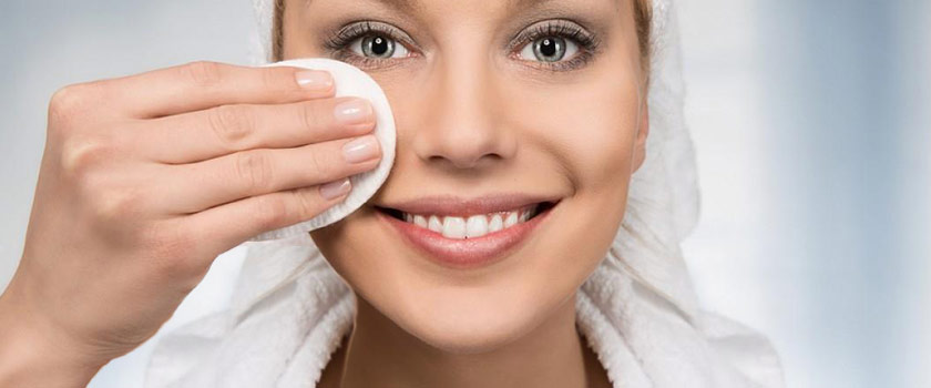 فواید و عوارض دستمال مرطوب آرایشی چیست؟ دستمال مرطوب آرایشی در مقابل شستشوی صورت با پاک کننده ها