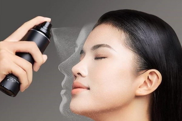 کاربرد اسپری تثبیت کننده آرایش چیست؟ نحوه استفاده از اسپری تثبیت کننده آرایش و تفاوت اسپری تثبیت کننده آرایش و پرایمر آرایش 